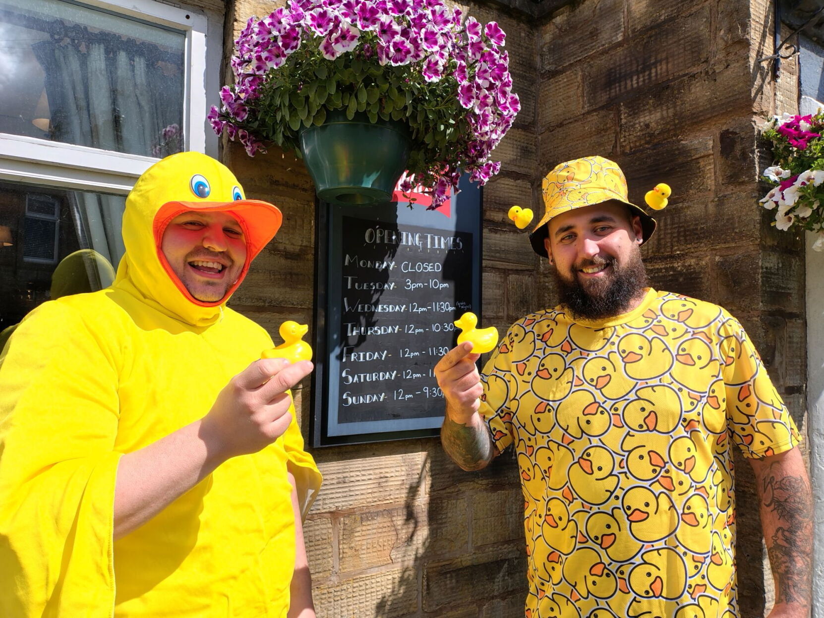 Dad legally changes surname to āRubber Duckā after best friend dared him